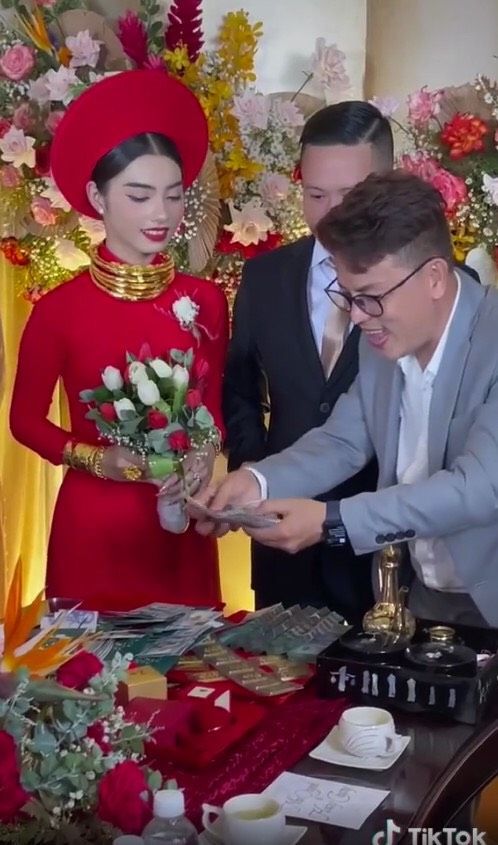 Thử thách gồng gánh 20 cây vàng trong ngày cưới cùng cô dâu Bạc Liêu