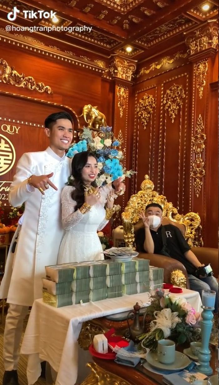 Thử thách gồng gánh 20 cây vàng trong ngày cưới cùng cô dâu Bạc Liêu