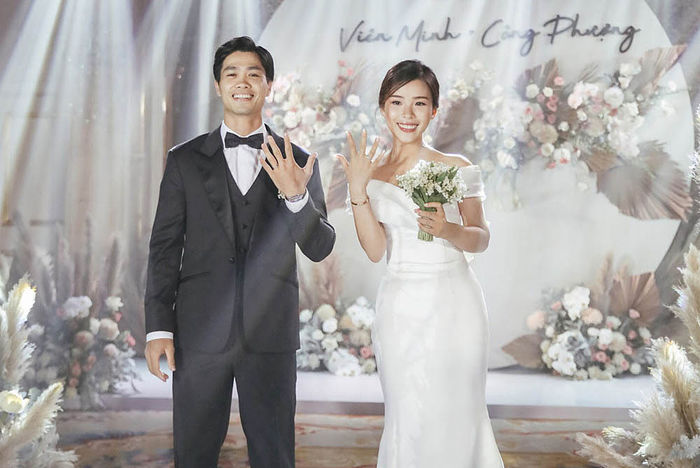 Toàn cảnh đám cưới Ngô Thanh Vân: hoa cầm tay giống Song Hye Kyo