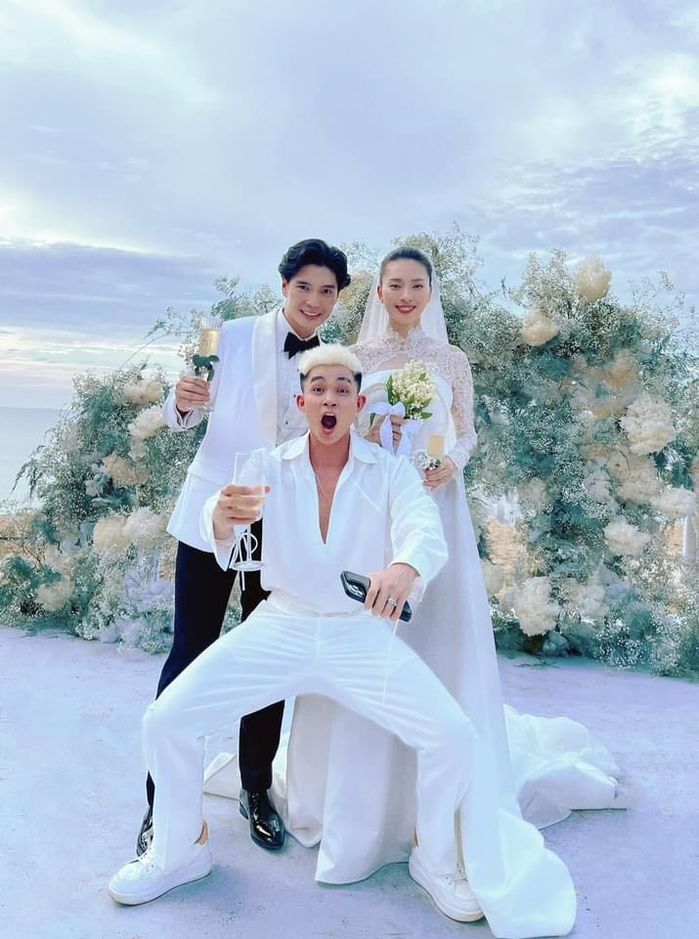 Toàn cảnh đám cưới Ngô Thanh Vân: hoa cầm tay giống Song Hye Kyo