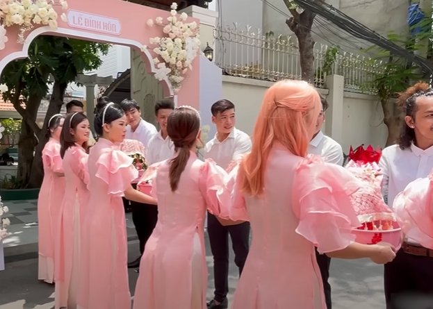 Toàn cảnh hôn lễ của Mạc Văn Khoa: Cô dâu đeo vàng trĩu cổ