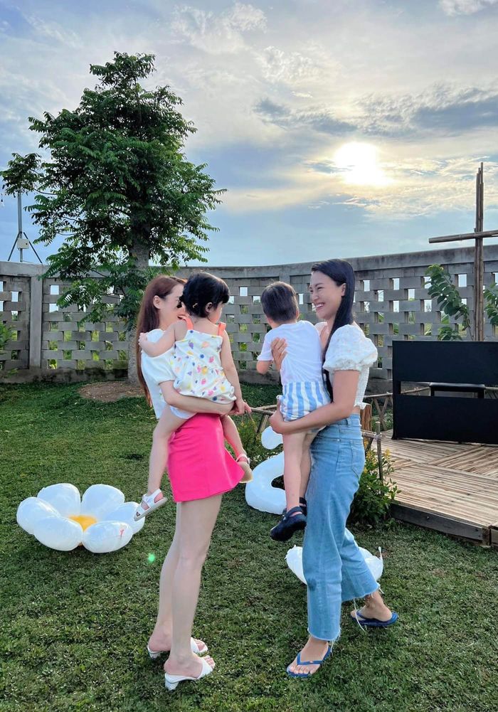 Trường Giang bày biện đồ nghề trong biệt thự để tổ chức sinh nhật vợ