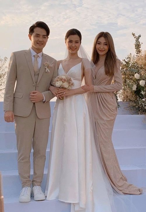 Bạn bè cụng ly còn Isaac uống nước dừa trong lễ cưới Ngô Thanh Vân