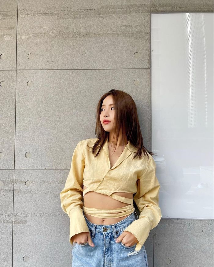 Váy áo cắt xẻ đổ bộ Kpop: Solar khoe toà thiên nhiên bỏng mắt