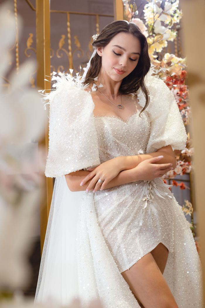 Váy cưới của vợ Tây thủ môn Bùi Tiến Dũng: 20 người làm trong 4000 giờ