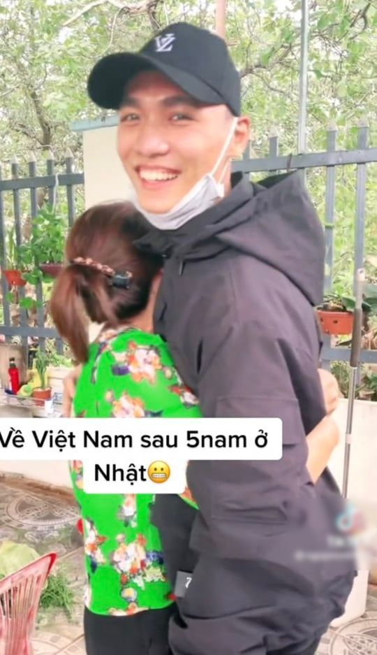 Sau 5 năm đi Nhật: Con trai đứng nhìn mãi mà mẹ không nhận ra