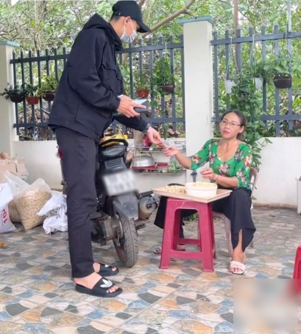 Sau 5 năm đi Nhật: Con trai đứng nhìn mãi mà mẹ không nhận ra