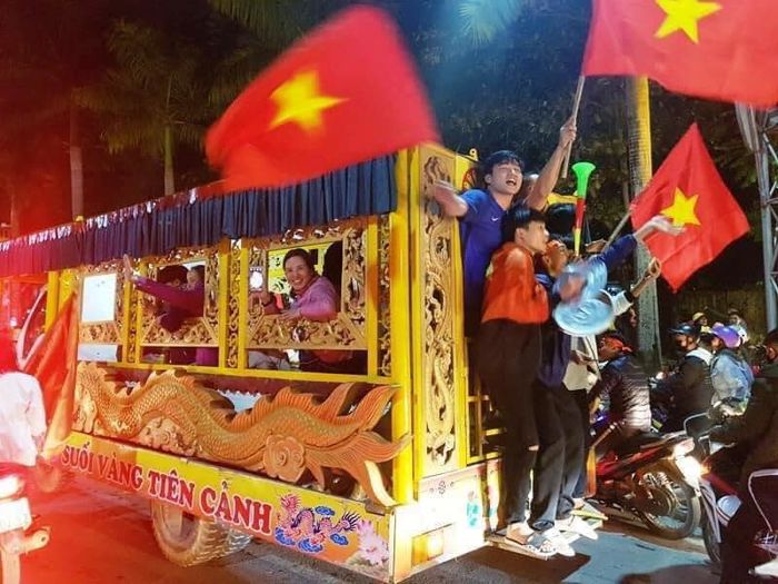 Việt Nam vô địch, người người nhà nhà đi bão nhưng mà... nó lạ lắm