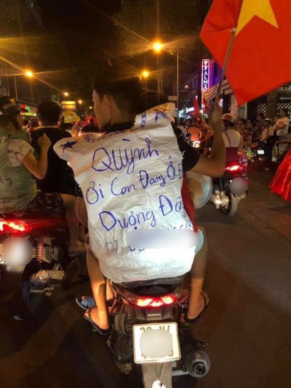 Việt Nam vô địch, người người nhà nhà đi bão nhưng mà... nó lạ lắm