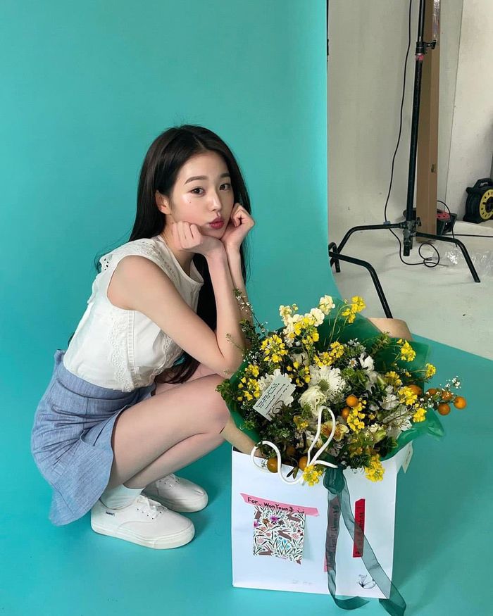 Wonyoung từng làm mưa làm gió trên sàn catwalk: Đôi chân nuột gây mê