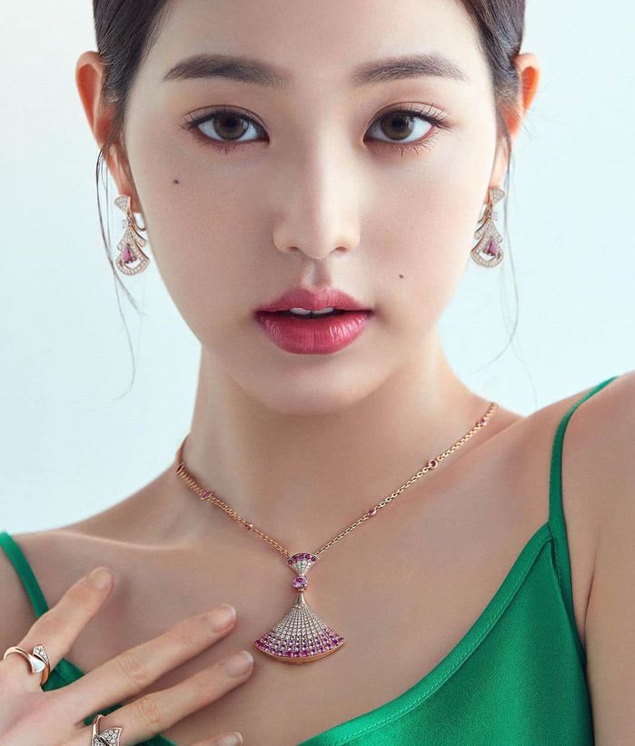 Wonyoung từng làm mưa làm gió trên sàn catwalk: Đôi chân nuột gây mê