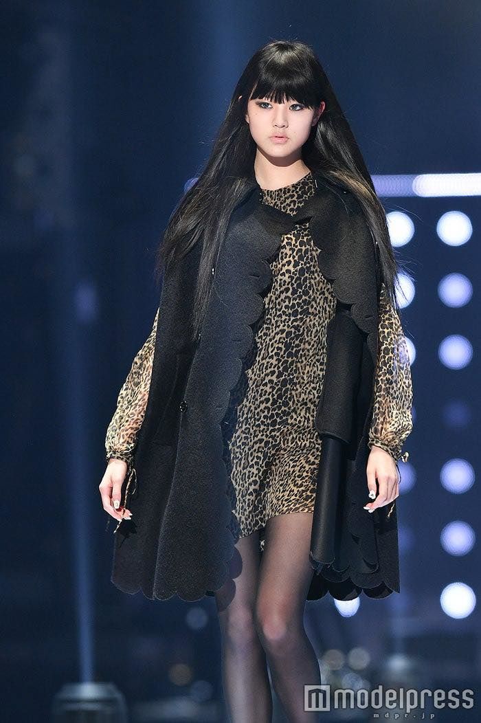 Wonyoung từng làm mưa làm gió trên sàn catwalk: Đôi chân nuột gây mê