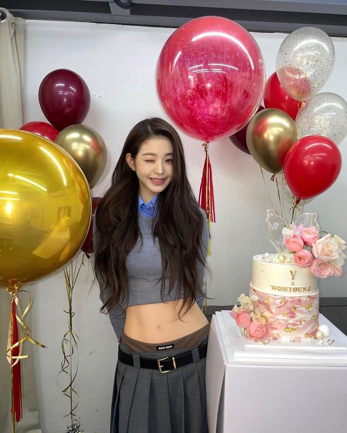 Wonyoung từng làm mưa làm gió trên sàn catwalk: Đôi chân nuột gây mê