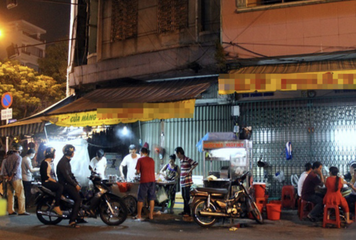 Xe hàu chiên trứng 80.000 đồng/suất vẫn bán trăm phần mỗi ngày