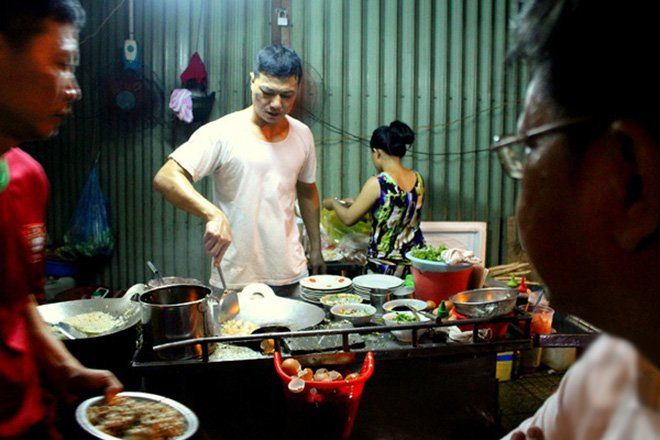 Xe hàu chiên trứng 80.000 đồng/suất vẫn bán trăm phần mỗi ngày