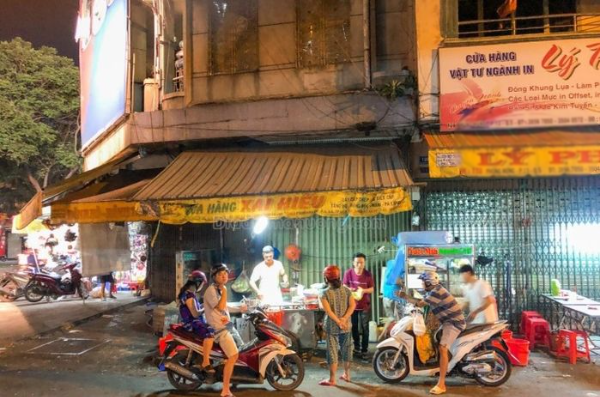 Xe hàu chiên trứng 80.000 đồng/suất vẫn bán trăm phần mỗi ngày