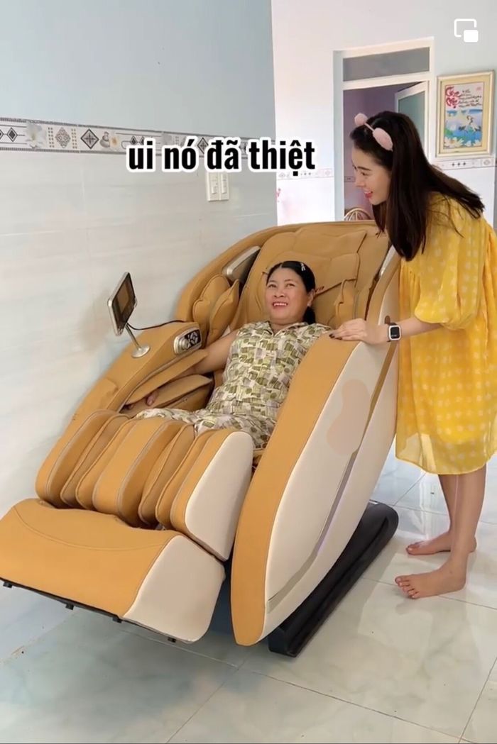 Chủ tịch Phương Thoa bí mật về thăm gia đình, mua quà báo hiếu ba mẹ