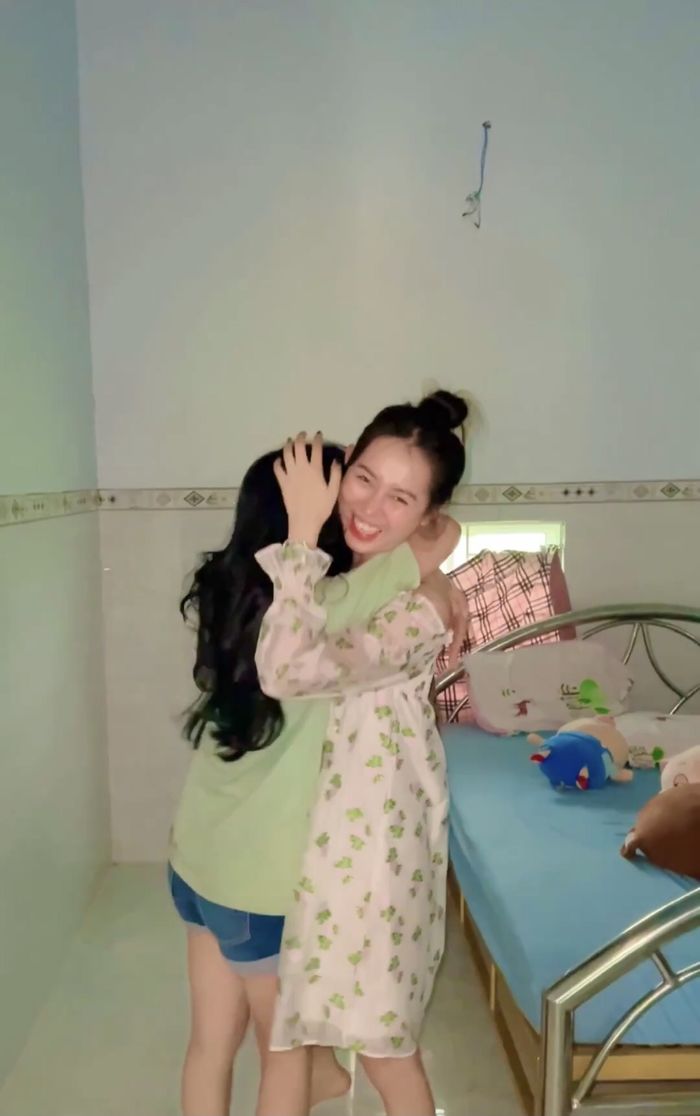 Chủ tịch Phương Thoa bí mật về thăm gia đình, mua quà báo hiếu ba mẹ