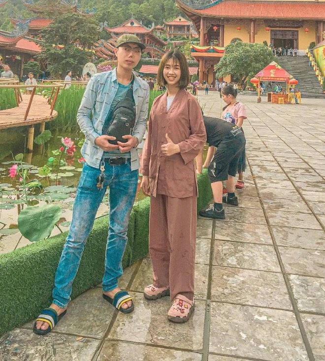 Cậu bé khiếm khuyết mặt năm xưa đã có diện mạo mới, gia đình hạnh phúc
