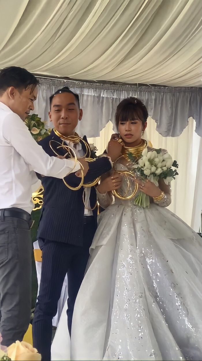 Cô dâu, chú rể sáng nhất Bình Phước: Vàng đeo trĩu cổ