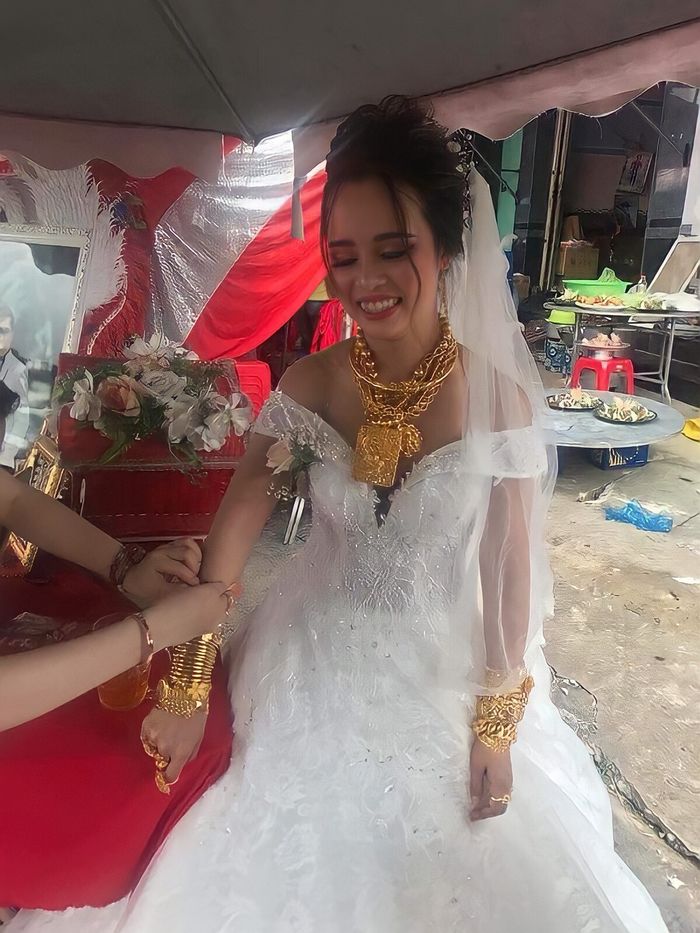 Cô dâu, chú rể sáng nhất Bình Phước: Vàng đeo trĩu cổ