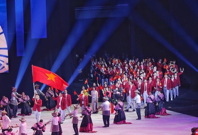 Nhà vô địch SEA Games 31 cầu hôn bạn gái ngay sau khi nhận được HCV