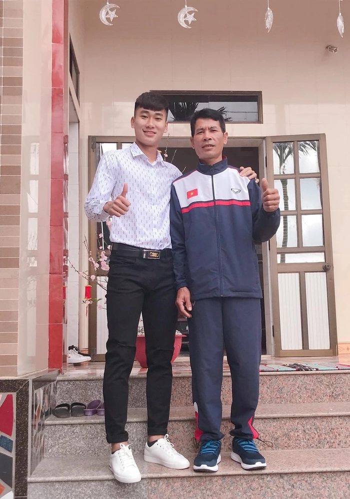 Gia cảnh cầu thủ Mạnh Dũng: Bố làm nông, mẹ là công nhân
