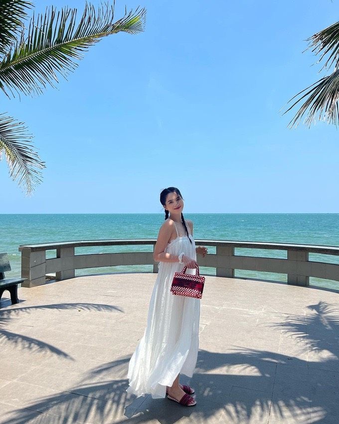 Bí quyết lên đồ đi biển đẹp miễn chê của dàn mỹ nhân Việt