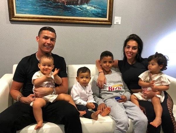 Tái xuất sau 1 tháng sinh con, vợ của CR7 đi chuyên cơ đến LHP Cannes
