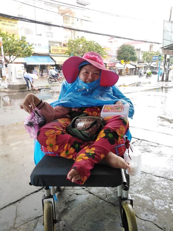 Tình yêu cổ tích: Chàng trai trẻ phải lòng cô gái bán vé số khuyết tật