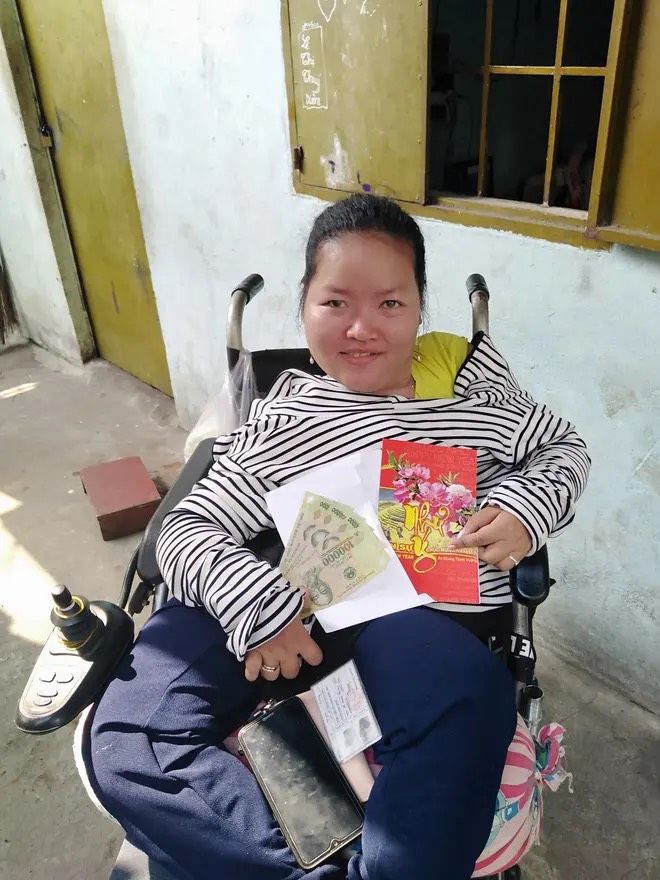 Tình yêu cổ tích: Chàng trai trẻ phải lòng cô gái bán vé số khuyết tật