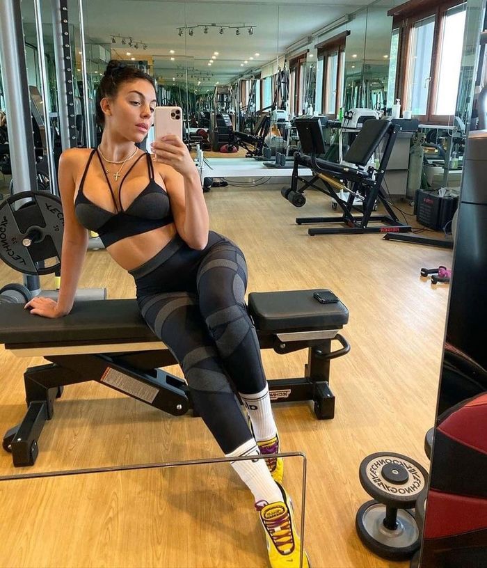 Bí quyết lấy lại vóc dáng chỉ sau 1 tháng sinh con của vợ CR7