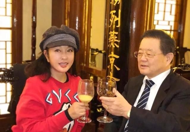 Võ Tắc Thiên Lưu Hiểu Khánh U70: Nhà triệu đô, viên mãn bên chồng