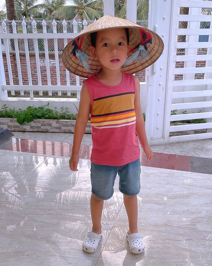 Hai con trai nhà Phạm Hương tận hưởng chuyến thăm quê mẹ