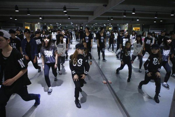 Quyền lực đáng sợ của staff: Tung tin đồn nếu idol làm phật ý