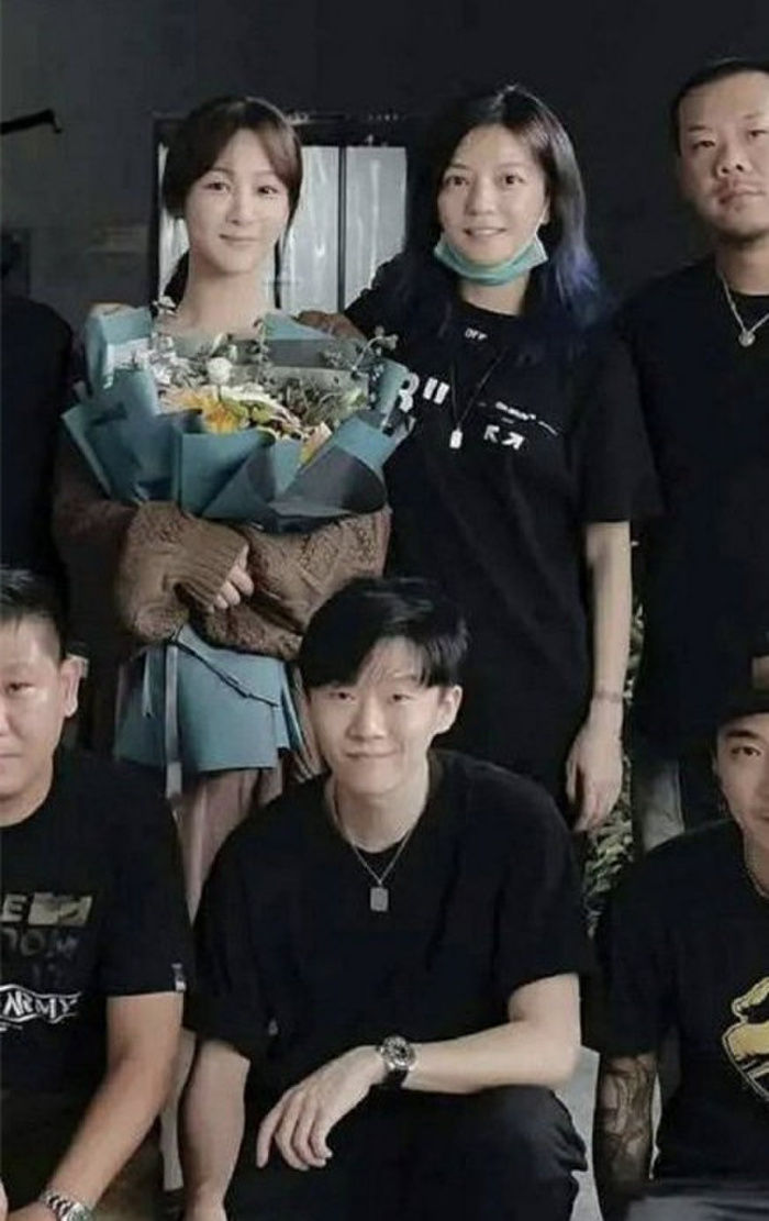 Những màn đu idol kinh điển của sao Cbiz: Khóc vì lỡ làm đau idol