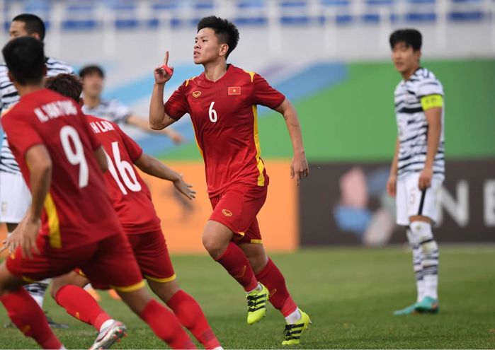 Vũ Tiến Long: Cầu thủ tuổi trẻ tài cao của U23 VN, làm bố ở tuổi 20