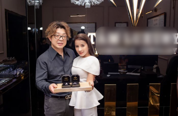 Từng sống trong căn nhà gần vách đá, Bà Nhân quay lại thăm chốn xưa