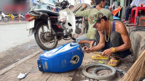 Bị bạn bè khi dễ, vợ chồng sửa xe dát 100 cây vàng đeo tới nách