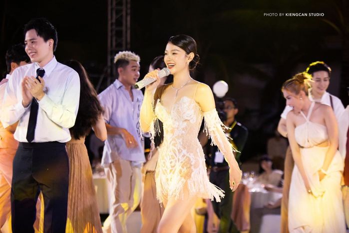 3 chiếc váy cưới được đo ni đóng giày cho Minh Hằng