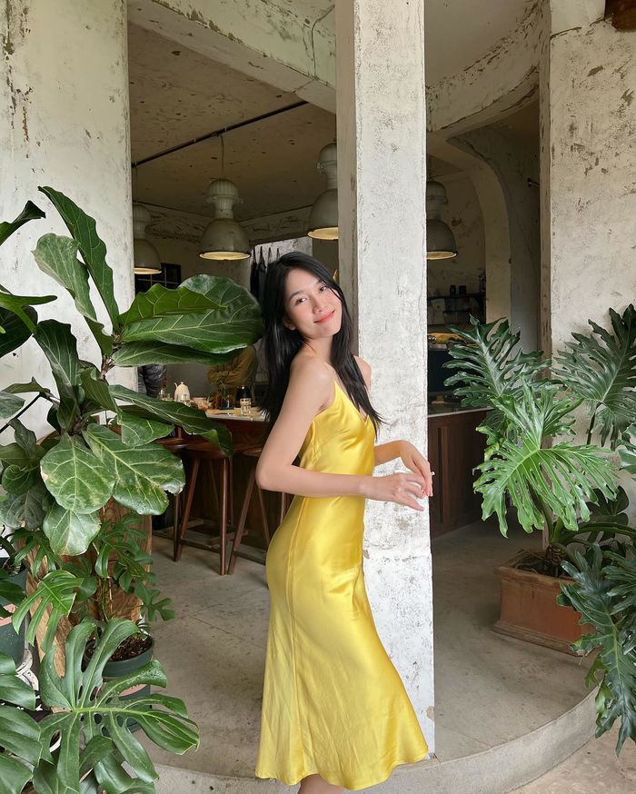 Á hậu học giỏi Phương Anh đọ sắc bên Hoa hậu Quốc tế 2019