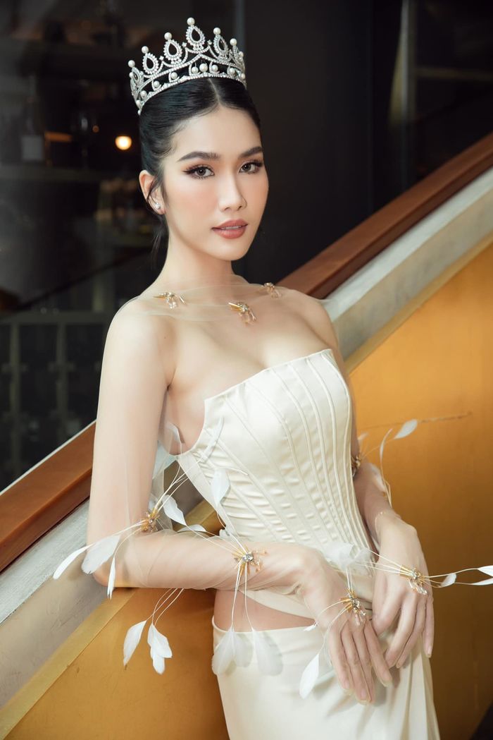 Á hậu học giỏi Phương Anh đọ sắc bên Hoa hậu Quốc tế 2019