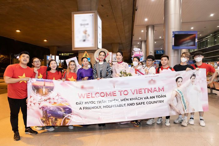 Á hậu học giỏi Phương Anh đọ sắc bên Hoa hậu Quốc tế 2019