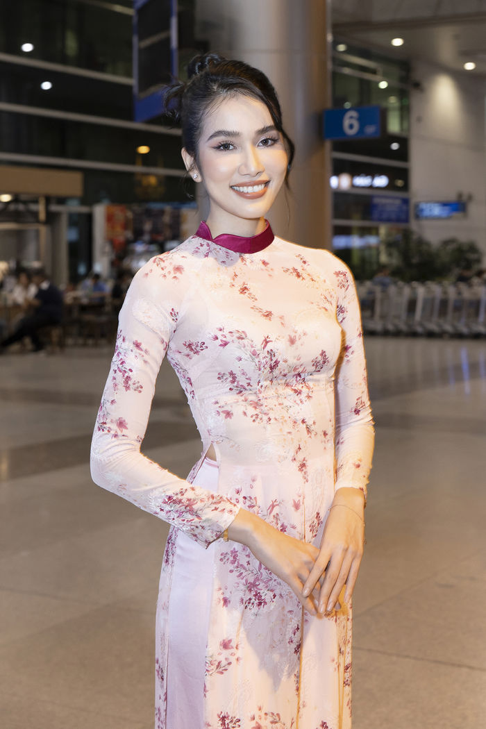 Á hậu học giỏi Phương Anh đọ sắc bên Hoa hậu Quốc tế 2019