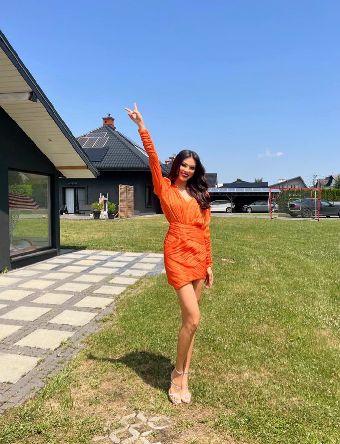 Á hậu Kim Duyên mở màn với outfit đầu tiên, đãi bạn bè quốc tế khô gà