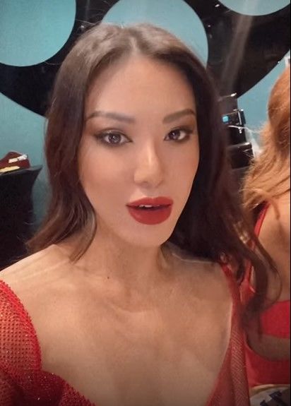 Á hậu Kim Duyên mở màn với outfit đầu tiên, đãi bạn bè quốc tế khô gà