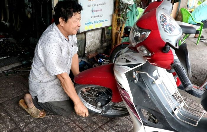 Ấm lòng tiệm sửa xe “ắp tình người” giữa lòng Sài Gòn hơn 35 năm qua