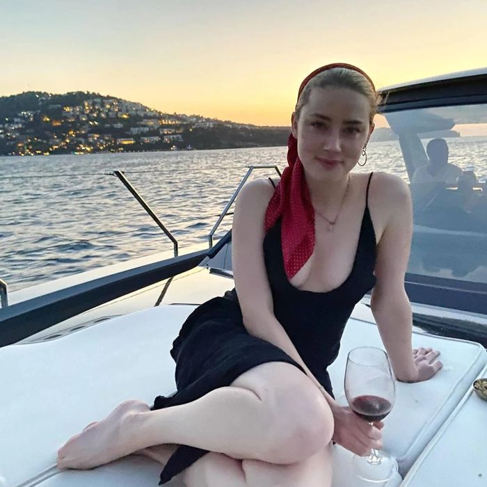 Amber Heard tiêu 158 tỷ đồng hậu ly hôn: Du lịch, ăn uống chanh sả