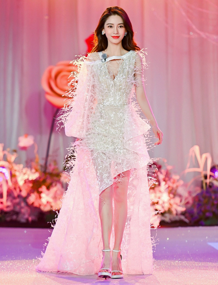 Angela Baby: diễn xuất một màu, chơi gameshow lăn xả