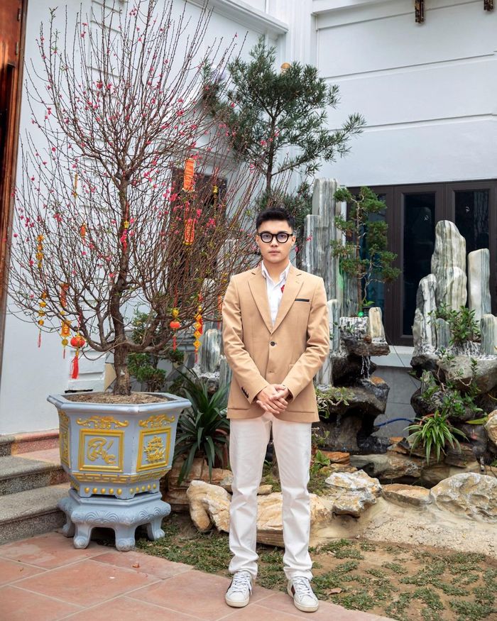 Ảnh du lịch Hạ Long của nhà Hòa Minzy sau 13 năm: cậu út cao vượt trội